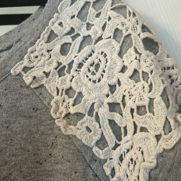 crochet shoulder sweatshirt - Picture 3 of 4